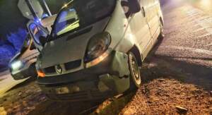 Zderzenie busa i osobówki w Szczurach (ZDJĘCIA) 1000137442