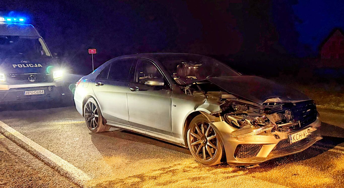 Zderzenie Citroena i Mercedesa na DK11