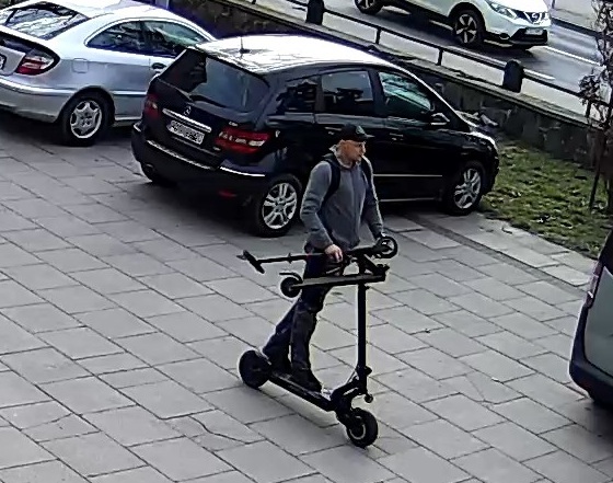 Nie bał się Boga? Ukradł przy kościele. Nagrał go monitoring