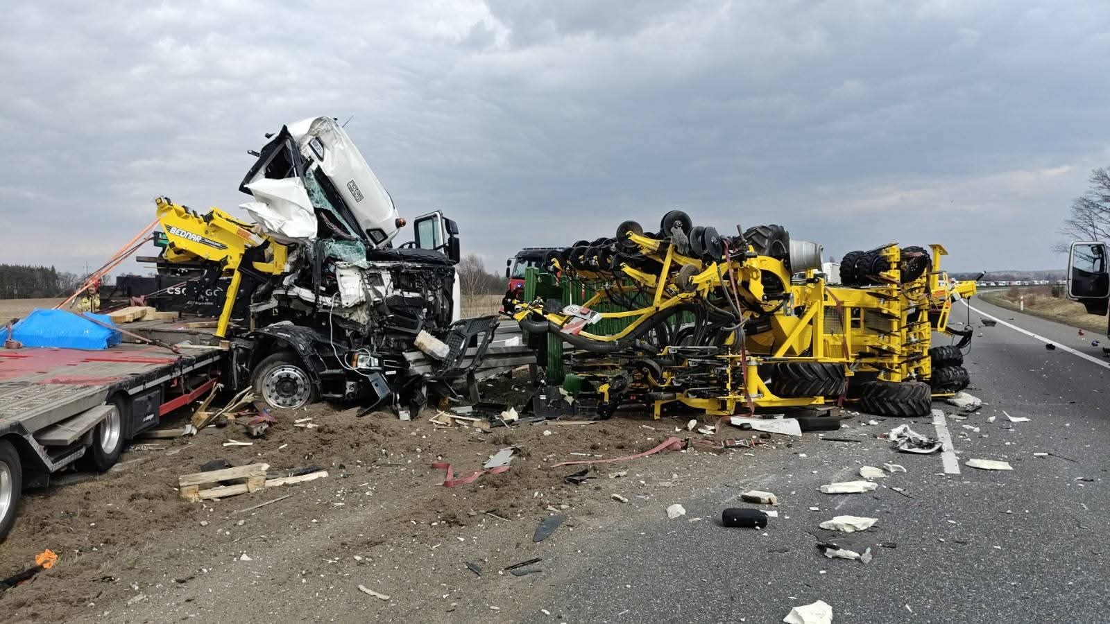 Makabreska na ekspresówce. kilka zostało z ciężarówek (ZDJĘCIA)