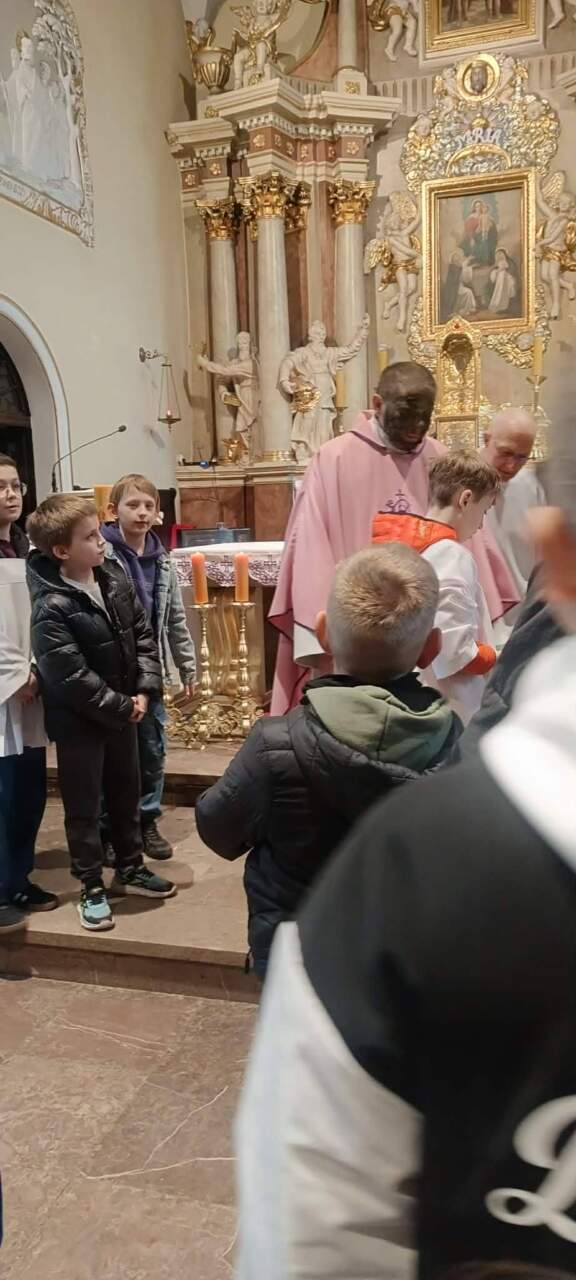 Ksiądz z… błotem na twarzy podczas mszy