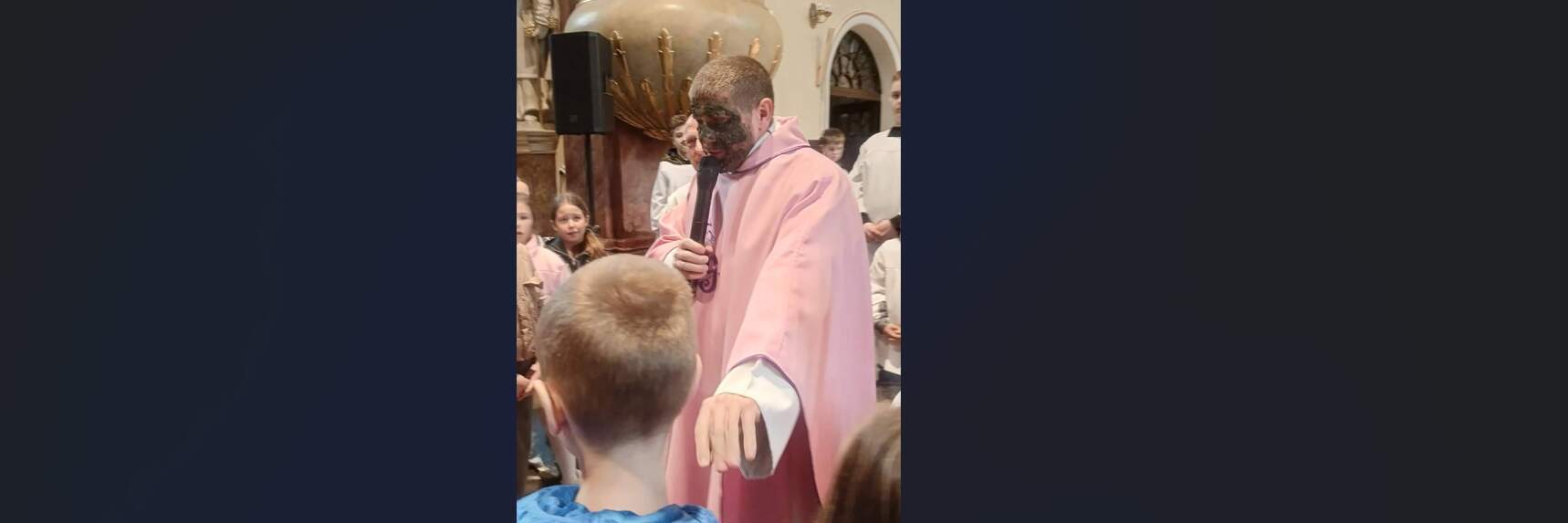 Ksiądz z… błotem na twarzy podczas mszy