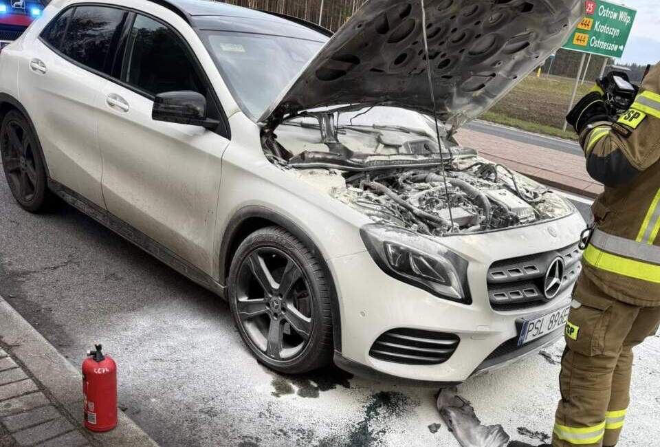 Mercedes zapalił się podczas jazdy (ZDJĘCIA)