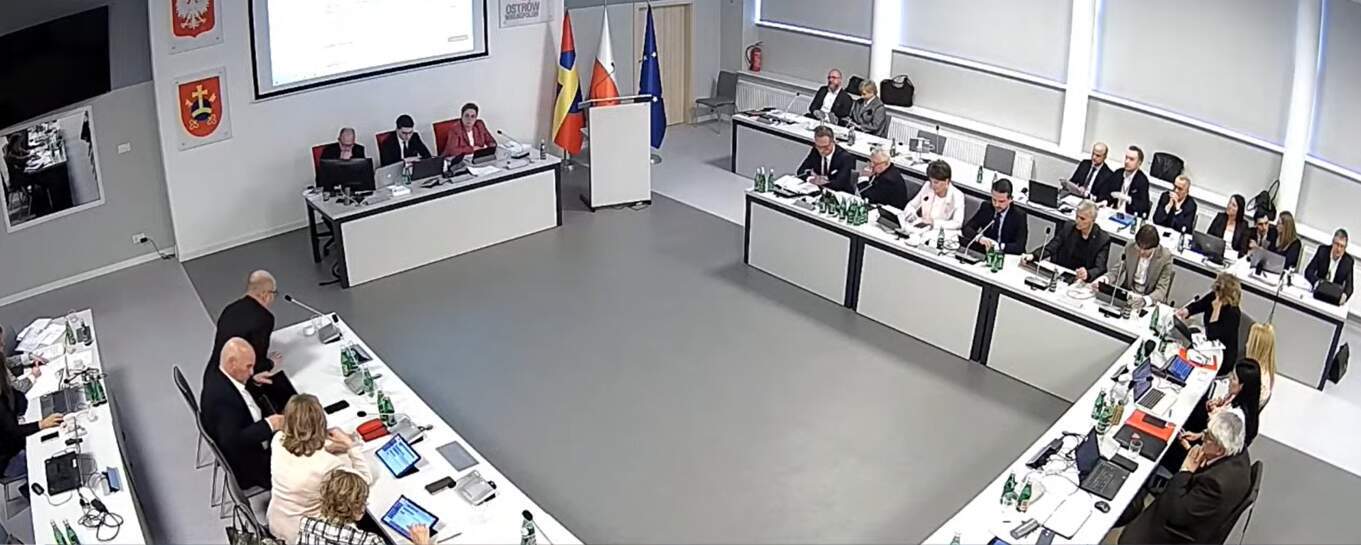 Spór o weto prezydenta w sprawie pożyczki SAFE podczas sesji rady miejskiej