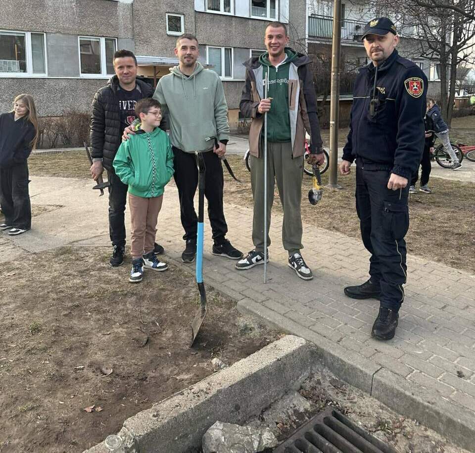 Wyciąganie ptaka – interwencja strażników (ZDJĘCIA)