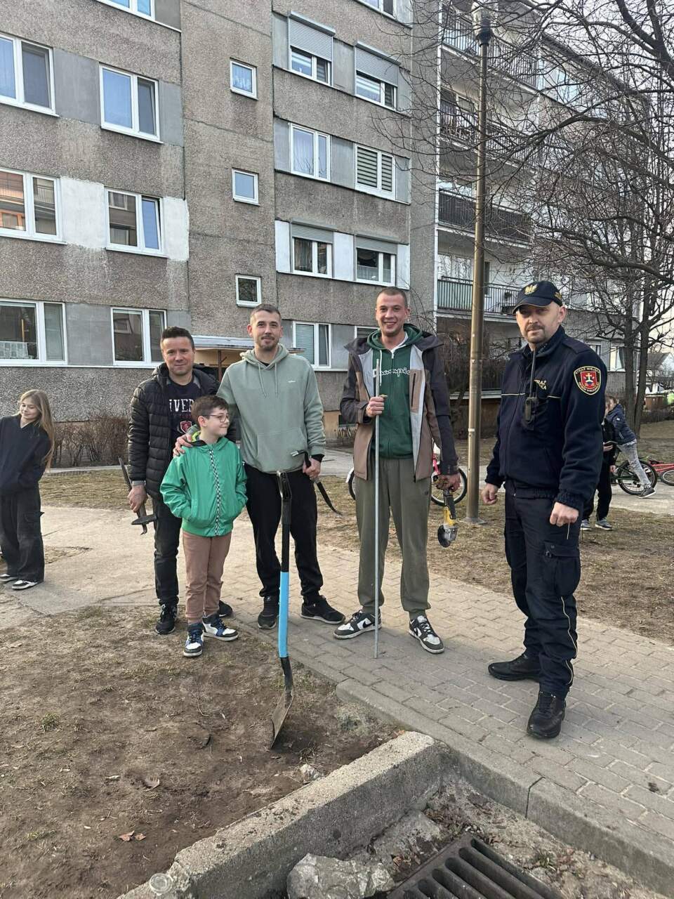 Wyciąganie ptaka – interwencja strażników (ZDJĘCIA)