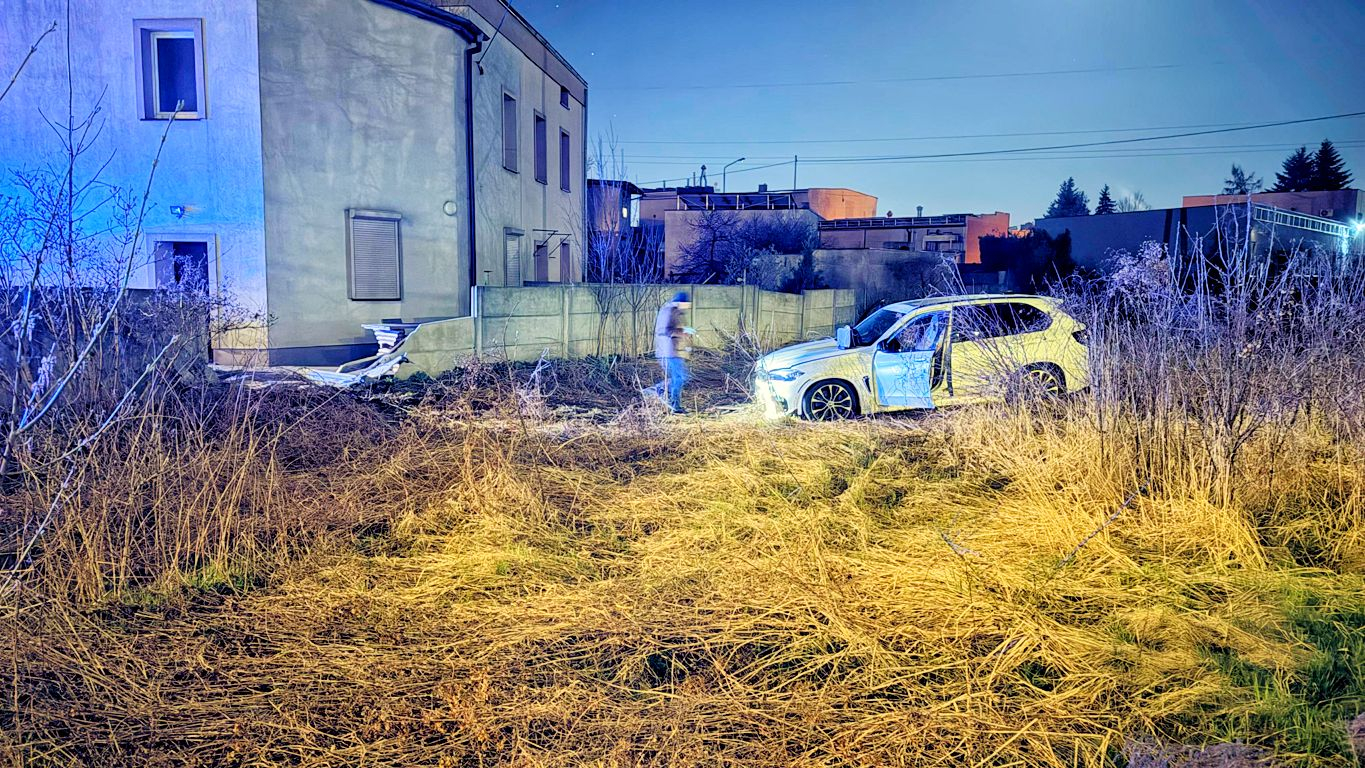 Uczył się latać BMW? Przeleciał nad rondem (ZDJĘCIA)