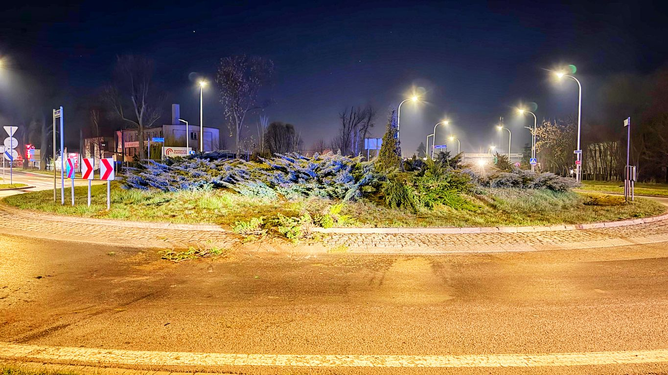 Uczył się latać BMW? Przeleciał nad rondem (ZDJĘCIA)