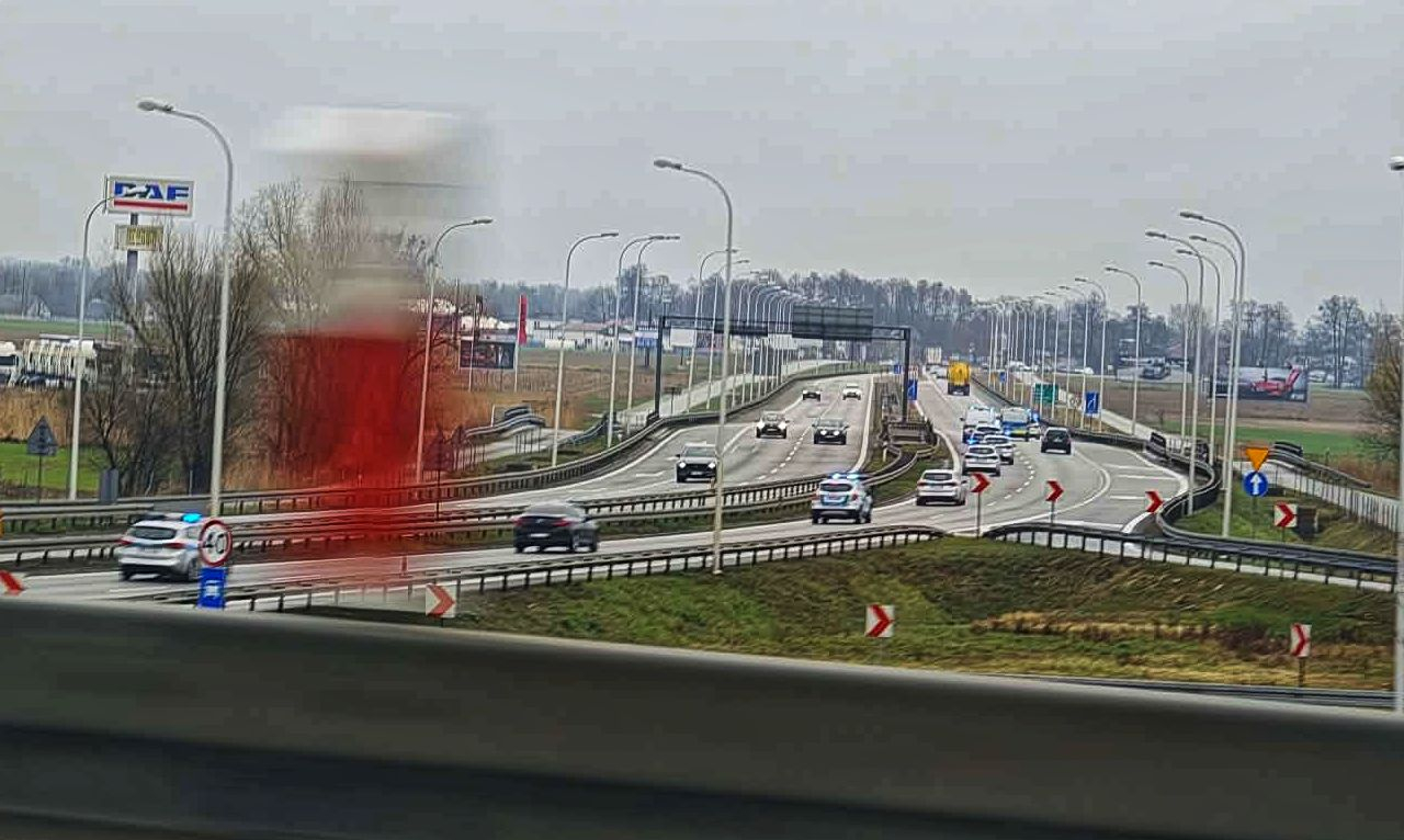 Kilkanaście radiowozów na sygnałach. Wiemy dokąd jadą