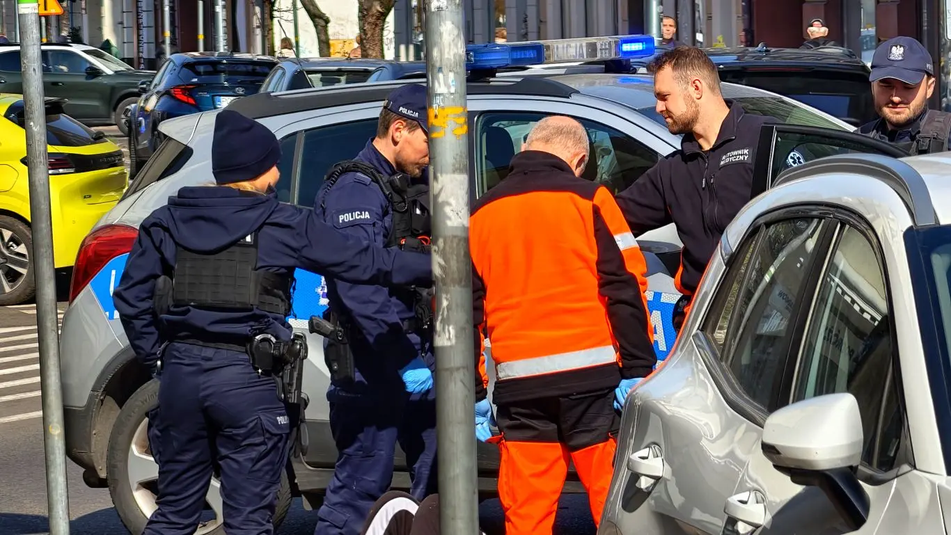 Nastolatek znaleziony na ulicy w centrum Ostrowa (ZDJĘCIA)
