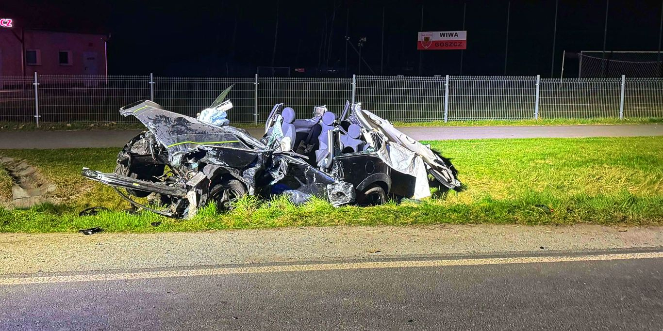 Lokalny bogacz rozbił się BMW. Były osoby zakleszczone (ZDJĘCIA)