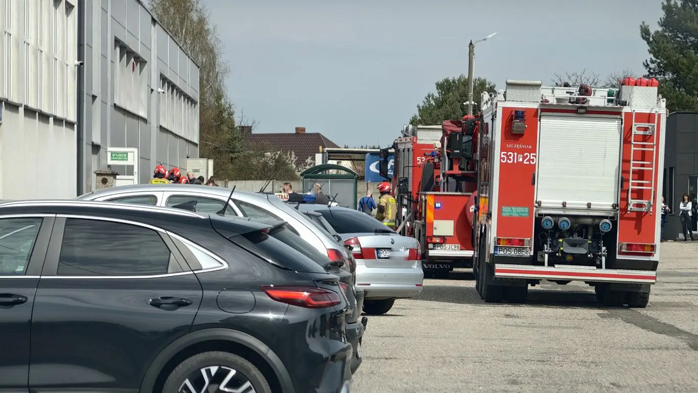 Zapalił się elektryk. Ewakuowano pracowników (ZDJĘCIA)