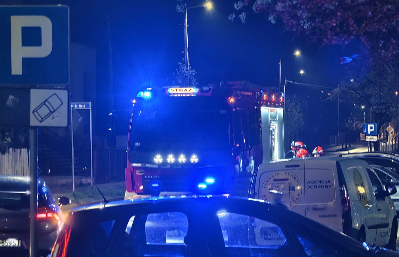 Ktoś oblał elewację sklepu nieznaną substancją. Interwencja służb (ZDJĘCIA)