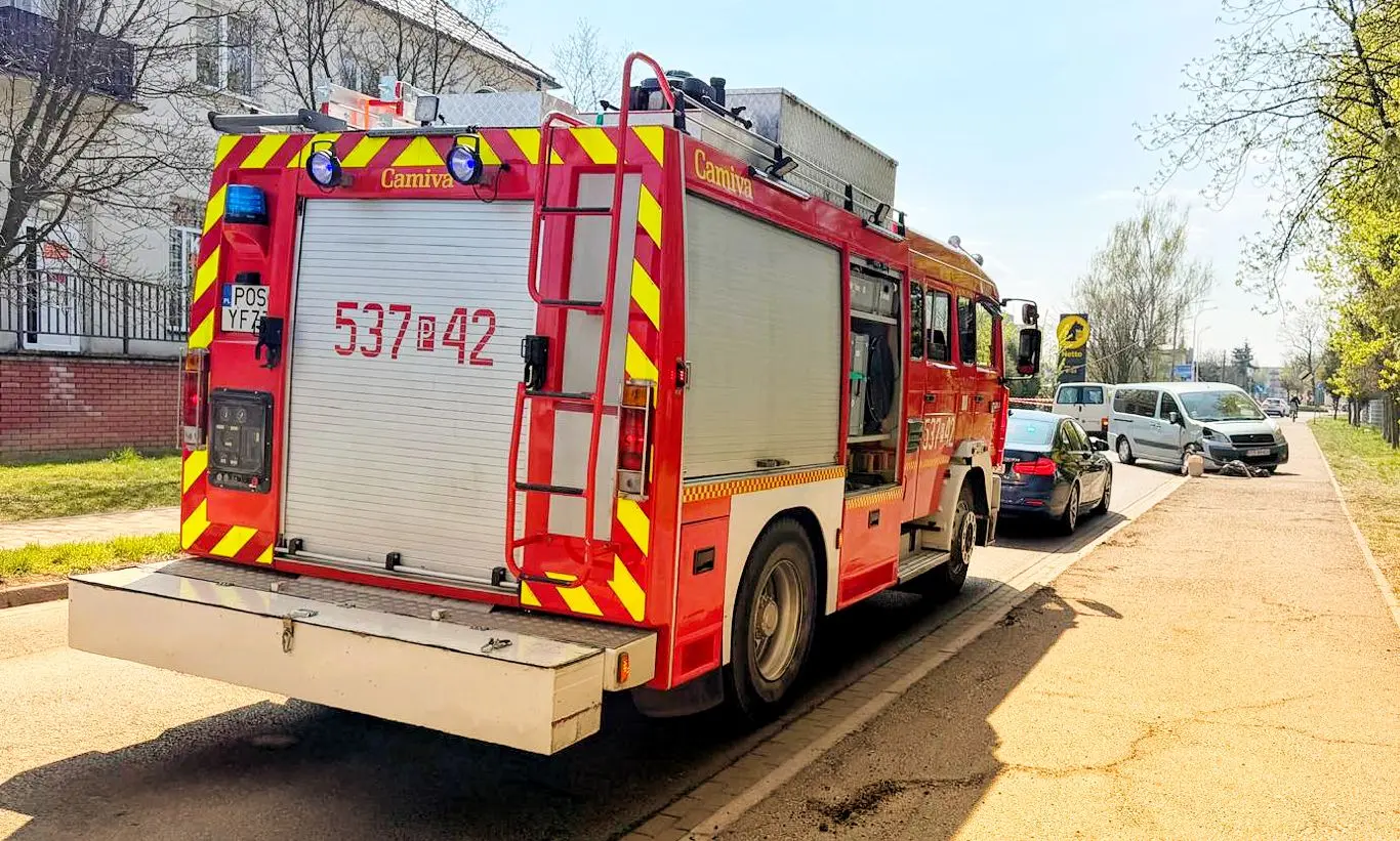 Food truckiem ściął słup i skasował auto (ZDJĘCIA)
