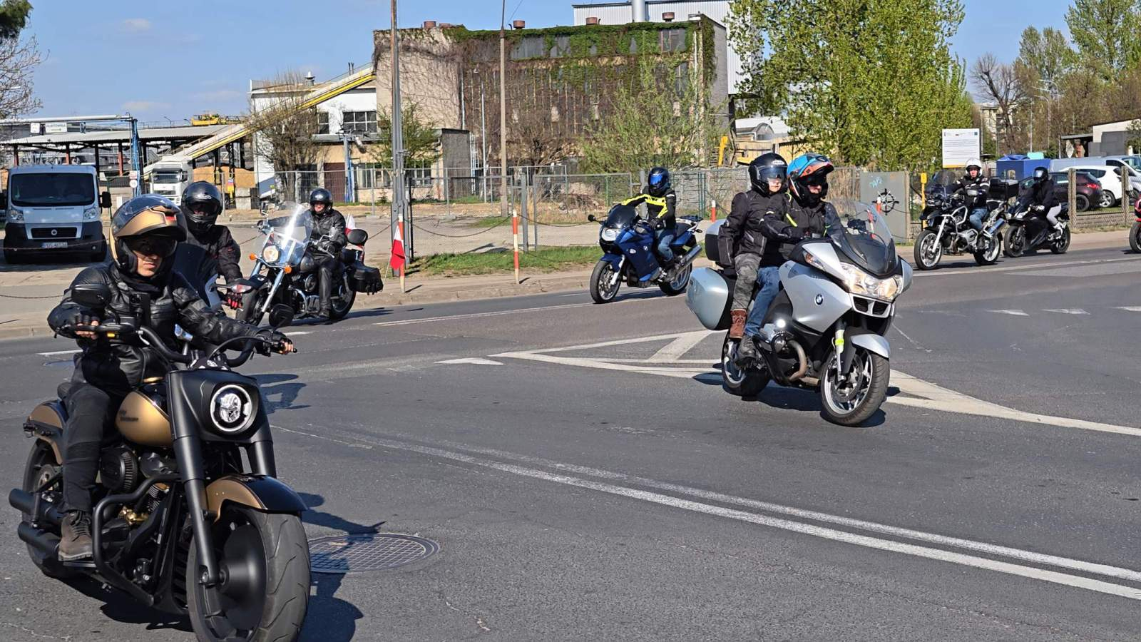 Motocykliści opanowali Ostrów! Setki maszyn i wielkie otwarcie sezonu na Rynku 🏍️☀️