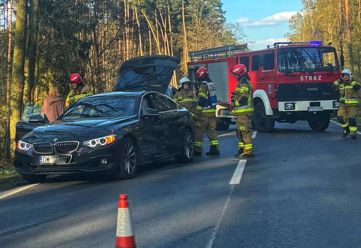 Zderzenie BMW i Mercedesa na trasie Ostrów – Odolanów (ZDJĘCIA)