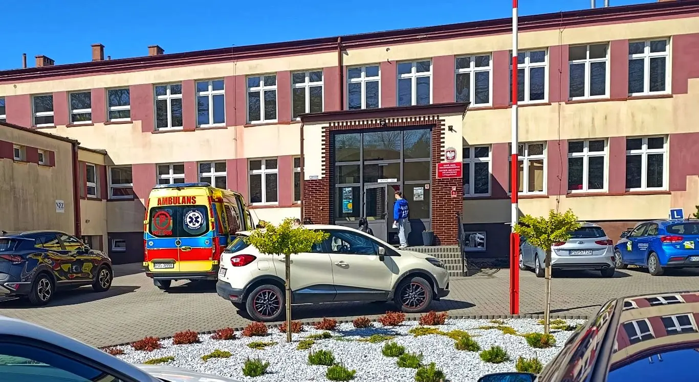 15-latek potrącił dwóch kolegów przed szkołą (ZDJĘCIA)