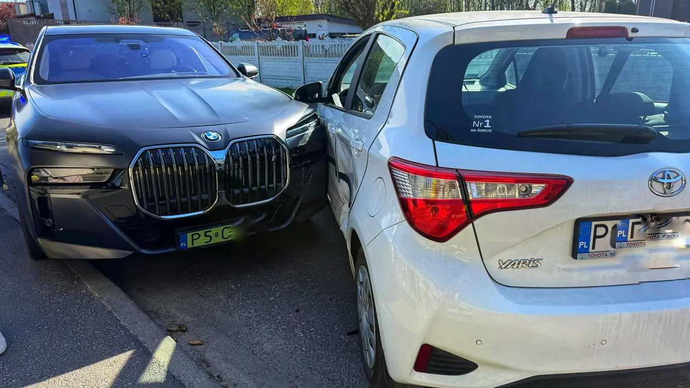 Wypasione BMW kontra poczciwa Toyota Yaris (ZDJĘCIA)