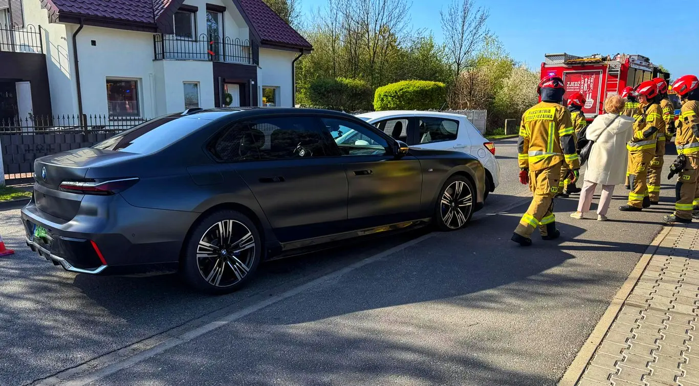 Wypasione BMW kontra poczciwa Toyota Yaris (ZDJĘCIA)