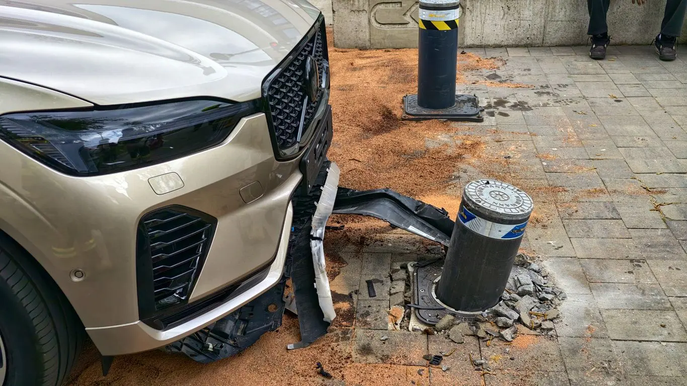 Wjechał w słupek, który stwarzał pośrednie zagrożenie (ZDJĘCIA)