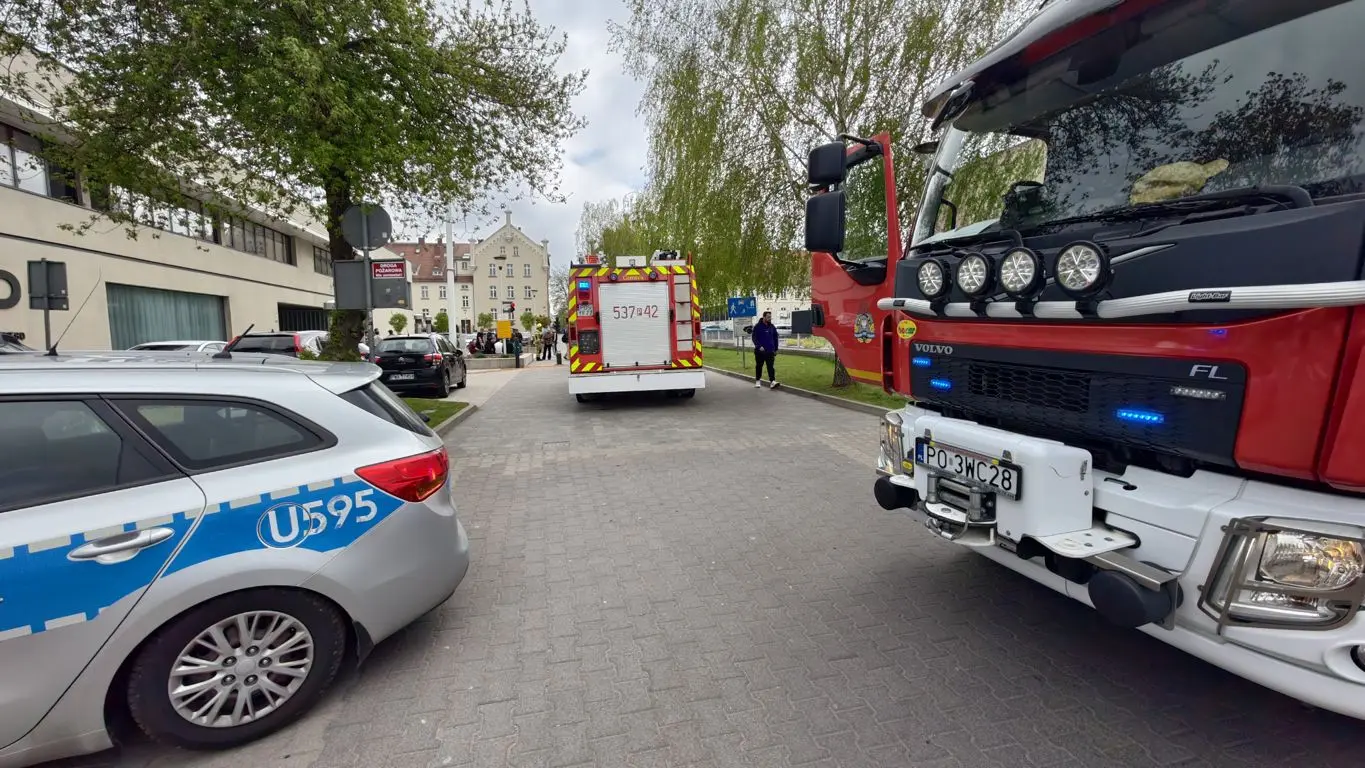 Wjechał w słupek, który stwarzał pośrednie zagrożenie (ZDJĘCIA)