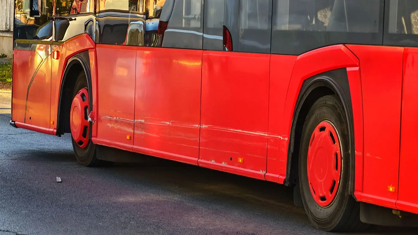 „pie…..ć auto” prawidłowe podejście po wjechaniu w autobus (ZDJĘCIA)