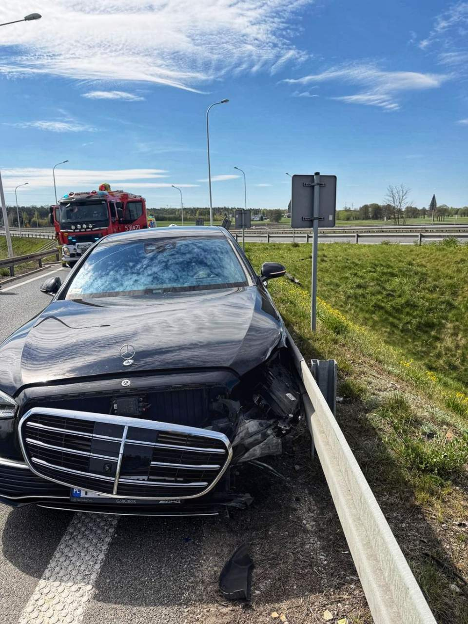 Wypasionym Mercedesem uderzył w barierę na obwodnicy (ZDJĘCIA)