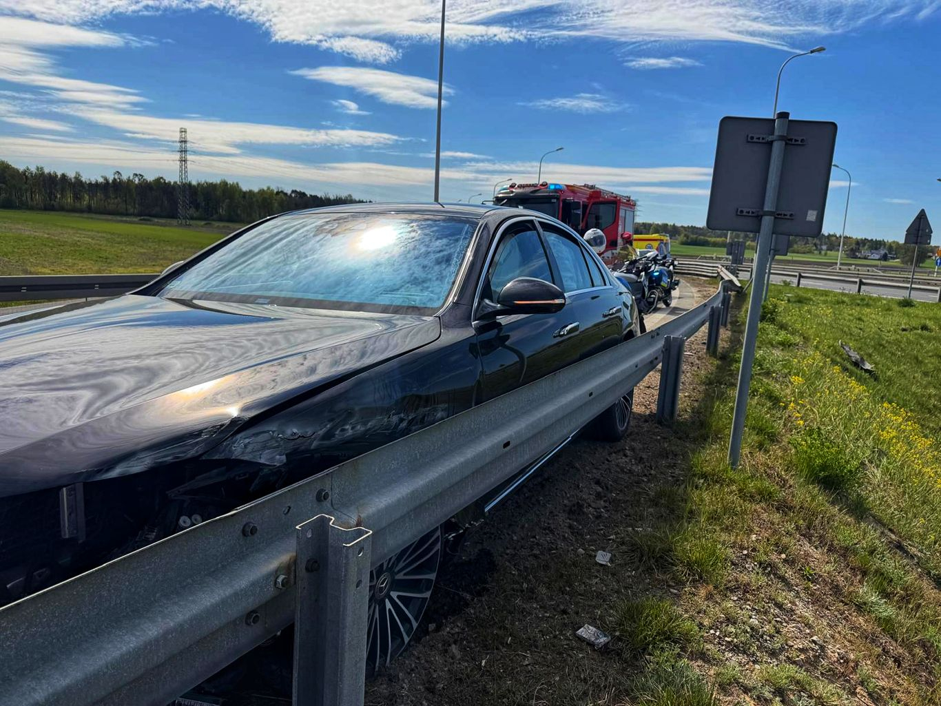 Wypasionym Mercedesem uderzył w barierę na obwodnicy (ZDJĘCIA)