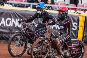 Żużlowa Ostrovia pewnie wygrywa derby Wielkopolski. Powrót Woffindena i groźny upadek Mencela FB_IMG_1775314321967