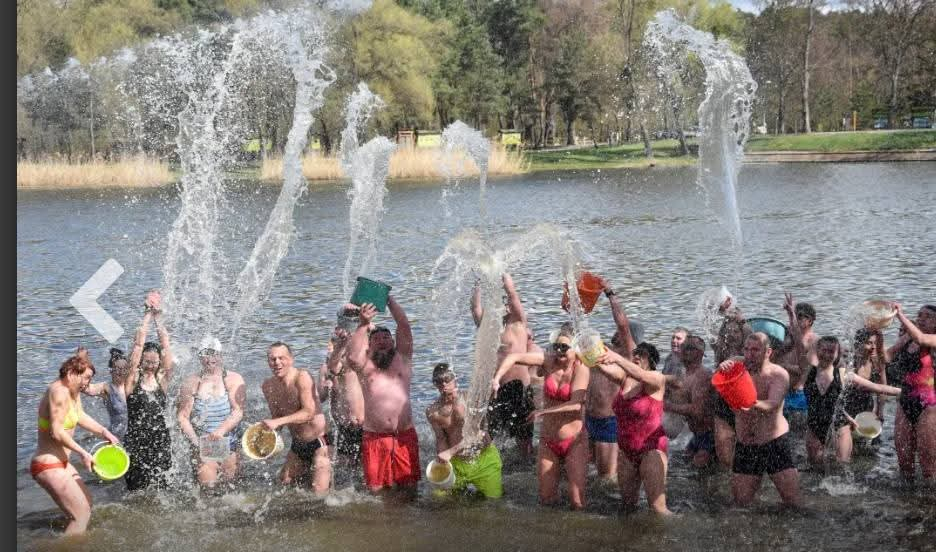 Bitwa na wiadra zakończyła sezon morsowania! Mokry finał Lanego Poniedziałku na ostrowskich Piaskach
