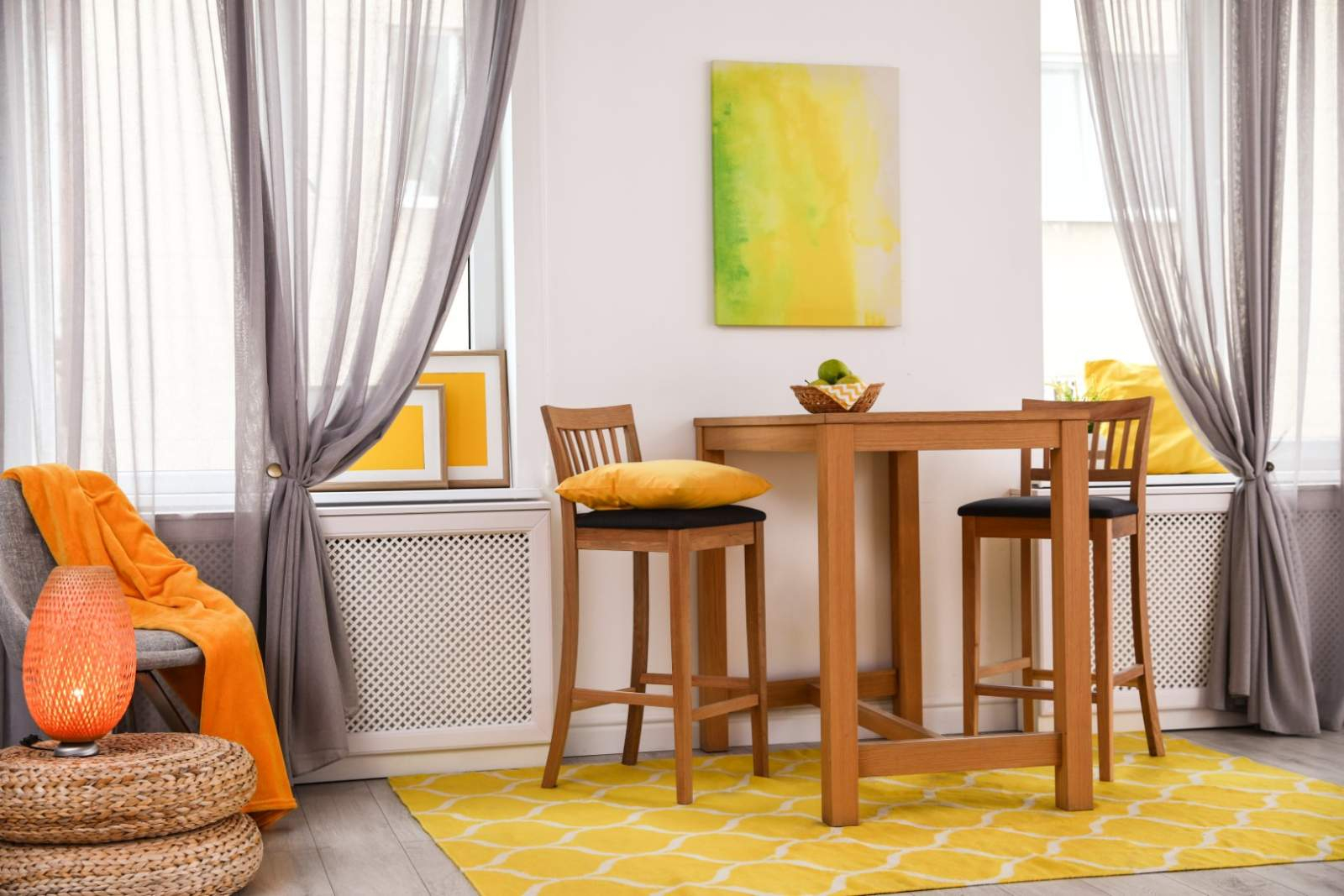 Jak wybrać klasyczne i nowoczesne firanki do salonu, które dodadzą wnętrzu lekkości?