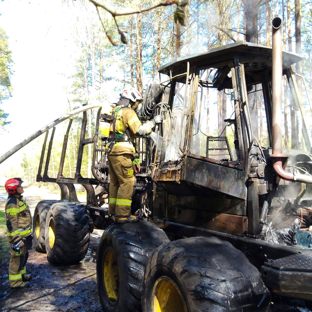 Pożar lasu i maszyny leśnej (ZDJĘCIA)