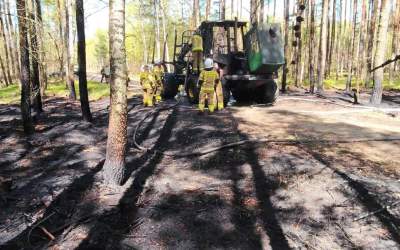 Pożar lasu i maszyny leśnej (ZDJĘCIA)