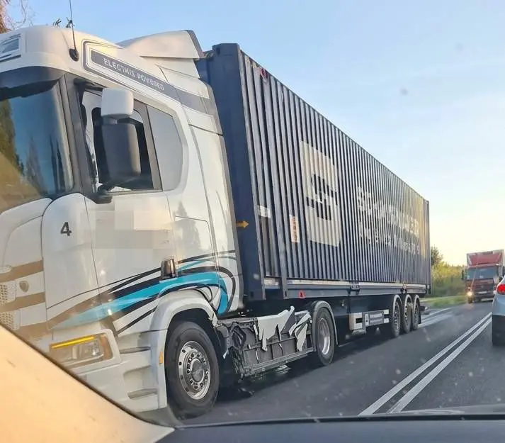 Wjechał w elektryczną ciężarówkę! (ZDJĘCIA)