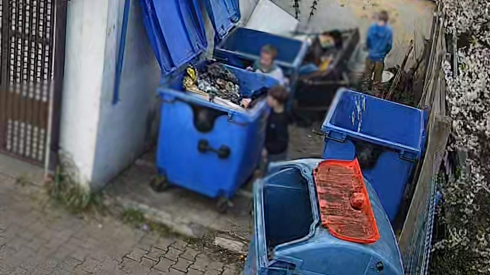 Młodzi piromani w ataku! Spłonął kontener (WIDEO)