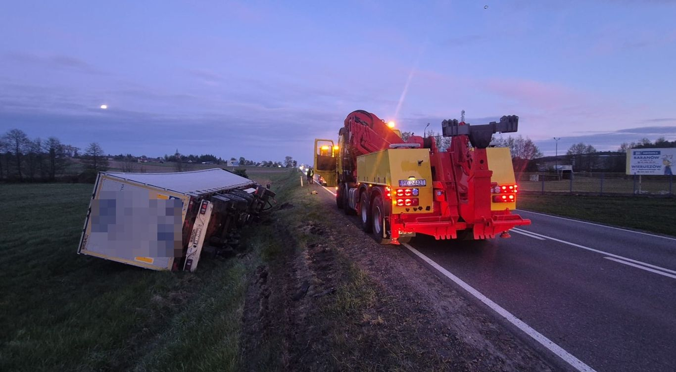 Ciężarówka w rowie na DK11