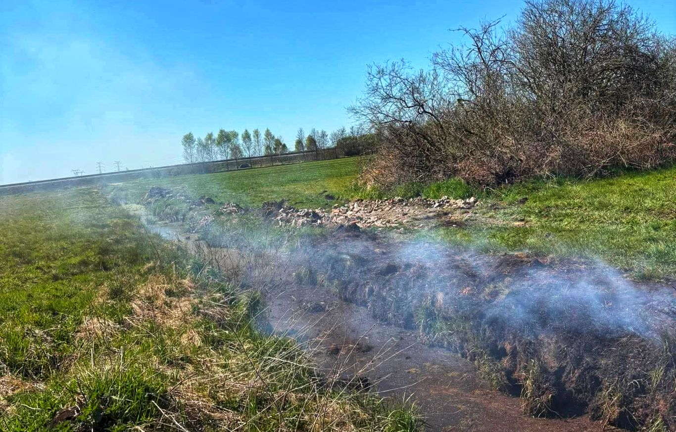 Pożar łąki blisko Ostrowa