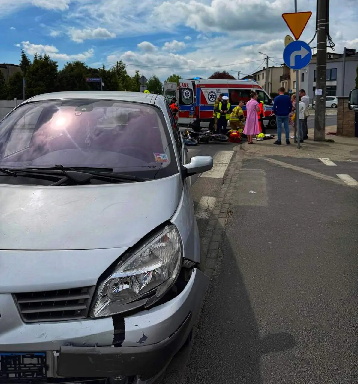 Wypadek motocyklisty i Renault (ZDJĘCIA)