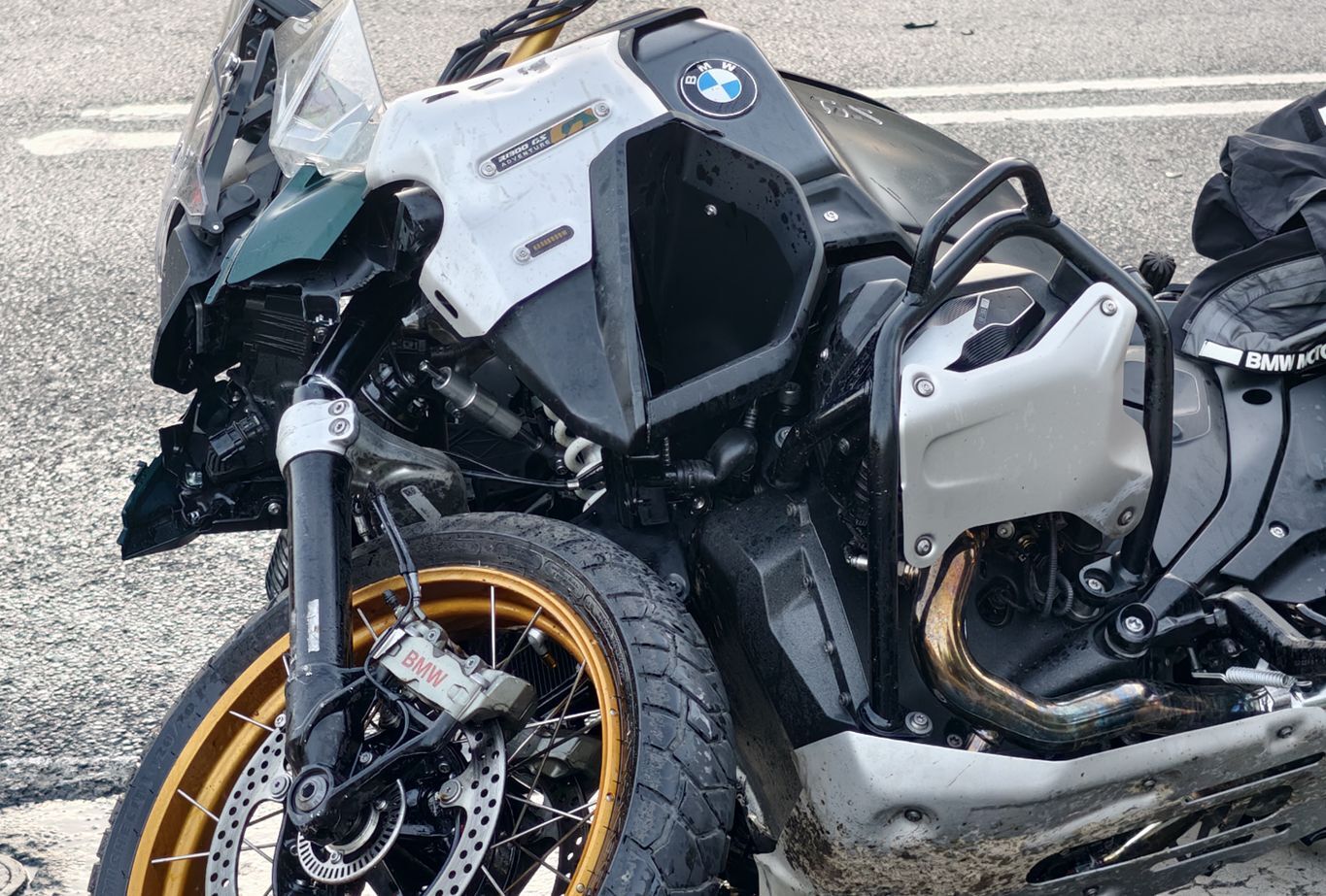 Motocykl BMW wjechał w bok osobówki (ZDJĘCIA)