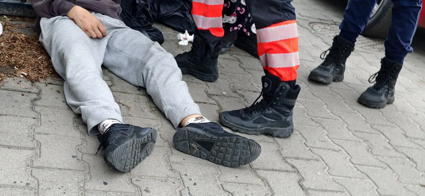 Oj bolało. Nastolatkowie na hulajnodze elektrycznej wjechali w samochód (ZDJĘCIA)
