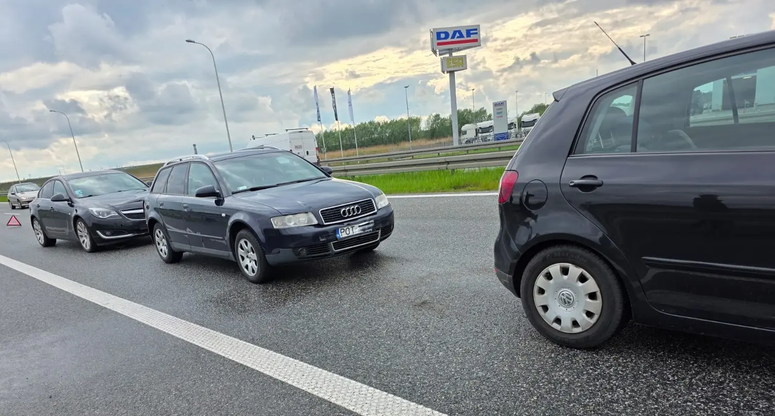 Zderzenie 4 aut na trasie Ostrów – Czekanów (ZDJĘCIA)