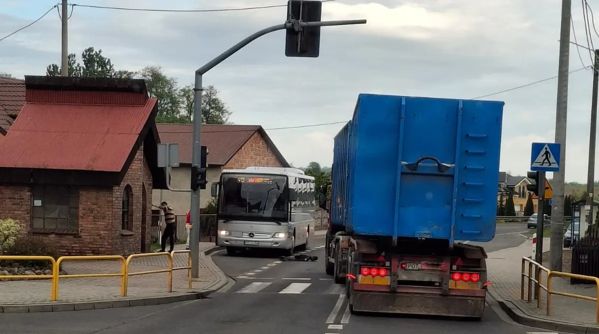 Chłopiec na hulajnodze potrącony przez ciężarówkę (ZDJĘCIA)