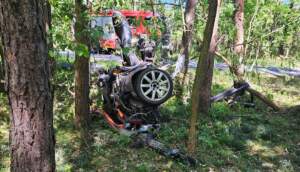 Auto rozpadło się na strzępy (ZDJĘCIA) 1000153860