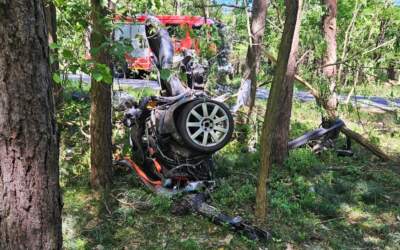 Auto rozpadło się na strzępy (ZDJĘCIA)