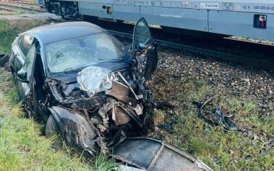 BMW wjechało w pociąg (FOTO)