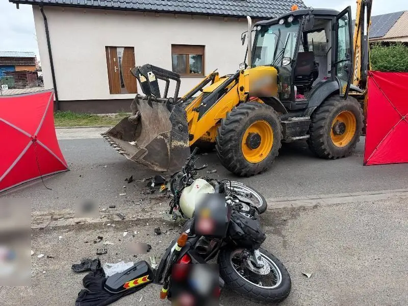 Motocyklista wjechał w koparko-ładowarkę