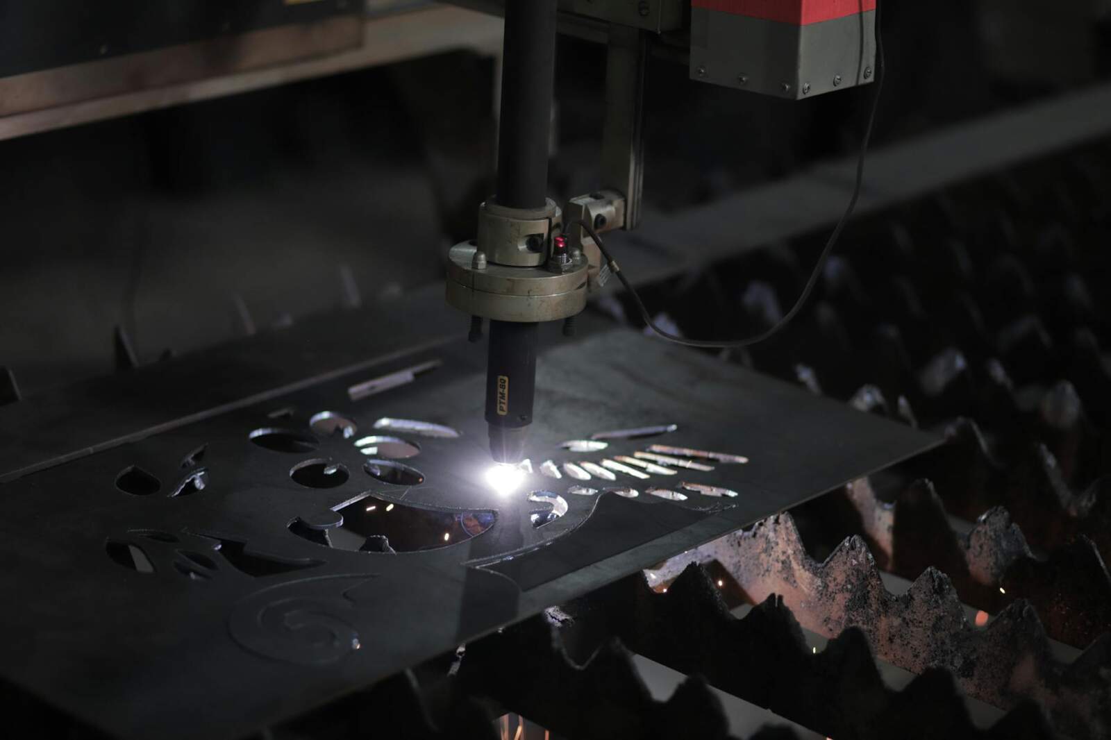 Jak dobrać technologię cięcia i formowania, żeby uniknąć strat materiału i poprawek w produkcji