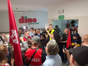 Przynieśli dla Biernackiego siatkę buraków. Wymowne? protest-dino21
