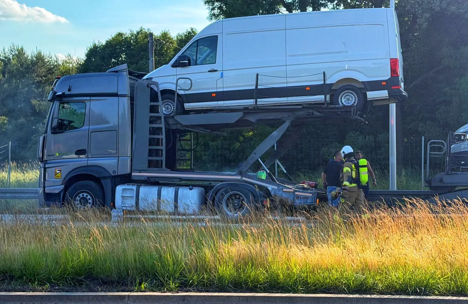 Zapaliła się ciężarówka z busami na pace (ZDJĘCIA)