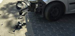 Wyjeżdżali spod baru. Volkswagen urwał przód ich auta (ZDJĘCIA) 1000160664